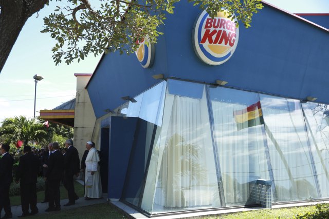 Papež si v Bolívii udělal šatnu z restaurace Burger King.