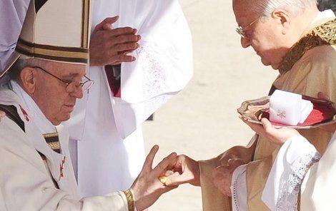 František navléká na prst jednu ze zásadních papežských insignií.