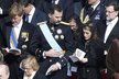 Španělský princ Felipe (se světle modrou stuhou) a princezna Letizia