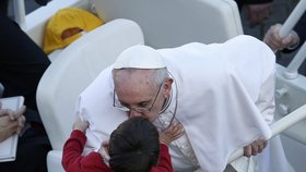 Papež žehná miminu, které mu do papamobilu podává člen jeho ochranky