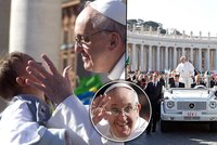Velký den papeže Františka: Dostal prsten a z papamobilu žehnal miminům