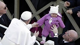 Žehnání dětem je běžnou součástí papežské inaugurace