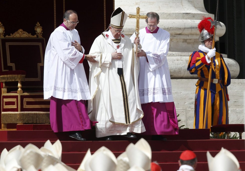 Papeže Františka během inauguraci pro jistotu podepírají jeho vatikánští pomocníci