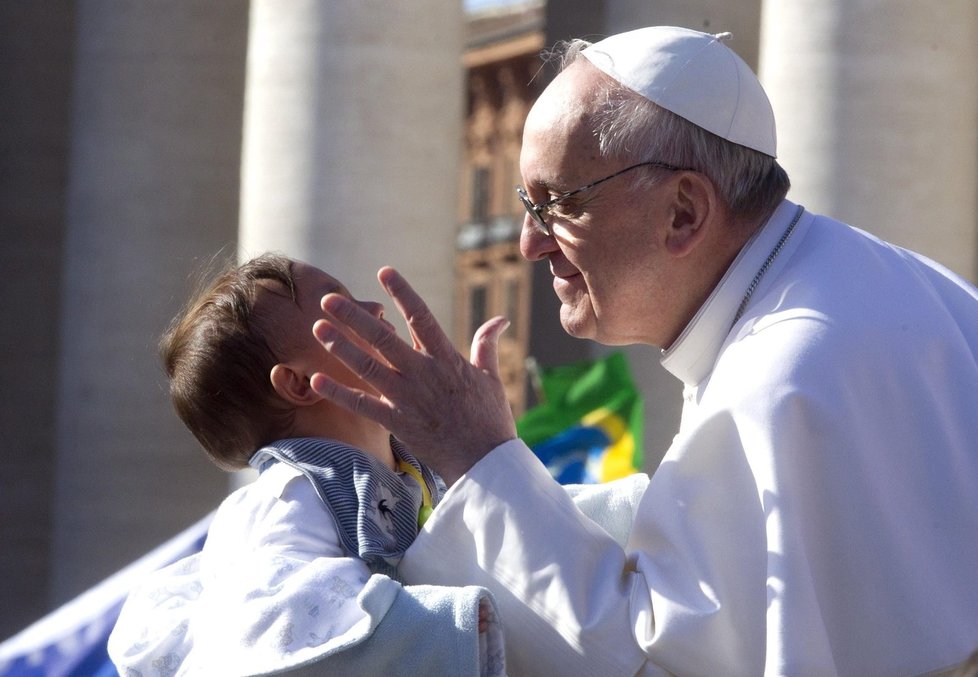 Papež žehná malému kloučkovi během své inaugurace