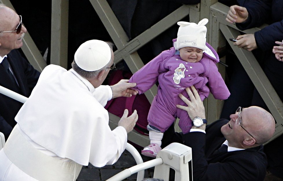 Žehnání dětem je běžnou součástí papežské inaugurace