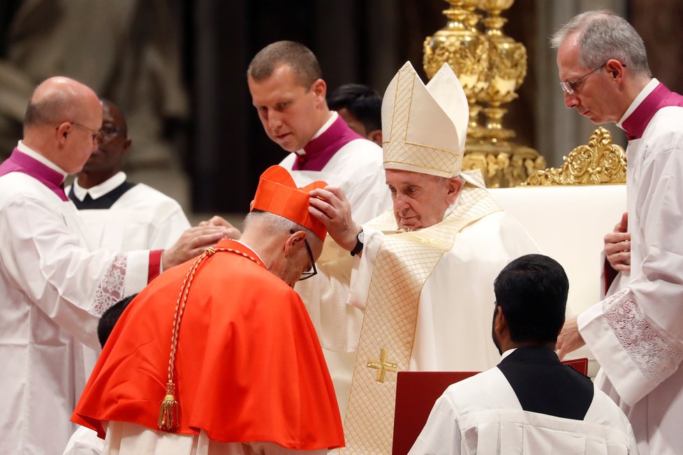 Papež František uvedl do úřadu 13 nových kardinálů. Včetně kanadského jezuity Michaela Czerneho, který se narodil v roce 1946 v Brně
