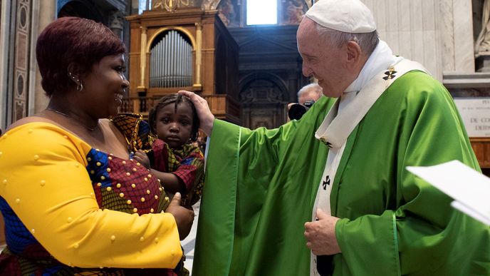 Papež František často upozorňuje na problémy chudých zemí a vyzývá k jejich řešení.