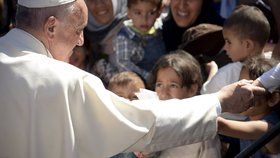 Papež František navštívil ostrov Lesbos a setkal se s uprchlíky.