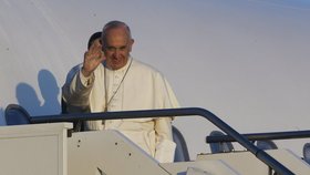 Papež František přiletěl na řecký Lesbos. Označil současnou humanitární krizi za nejhorší od konce druhé světové války.