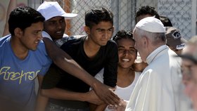 Papež František se setkal s uprchlíky na řeckém ostrově Lesbos.