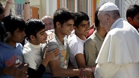 Papež František se na řeckém ostrově Lesbos setkal s uprchlíky.