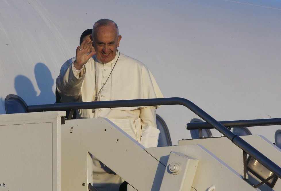 Papež František se na řeckém ostrově Lesbos setkal s uprchlíky.