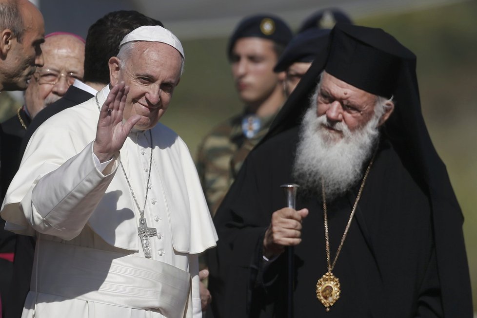 Papež František se na řeckém ostrově Lesbos setkal s uprchlíky.