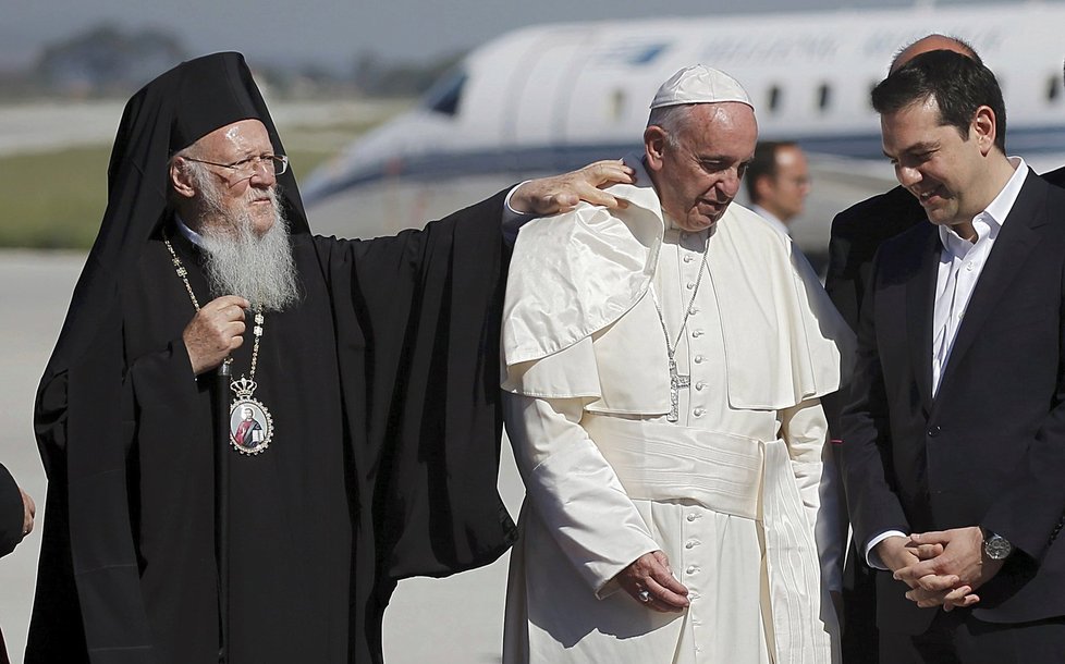 Papež František přiletěl na řecký Lesbos. Označil současnou humanitární krizi za nejhorší od konce druhé světové války.