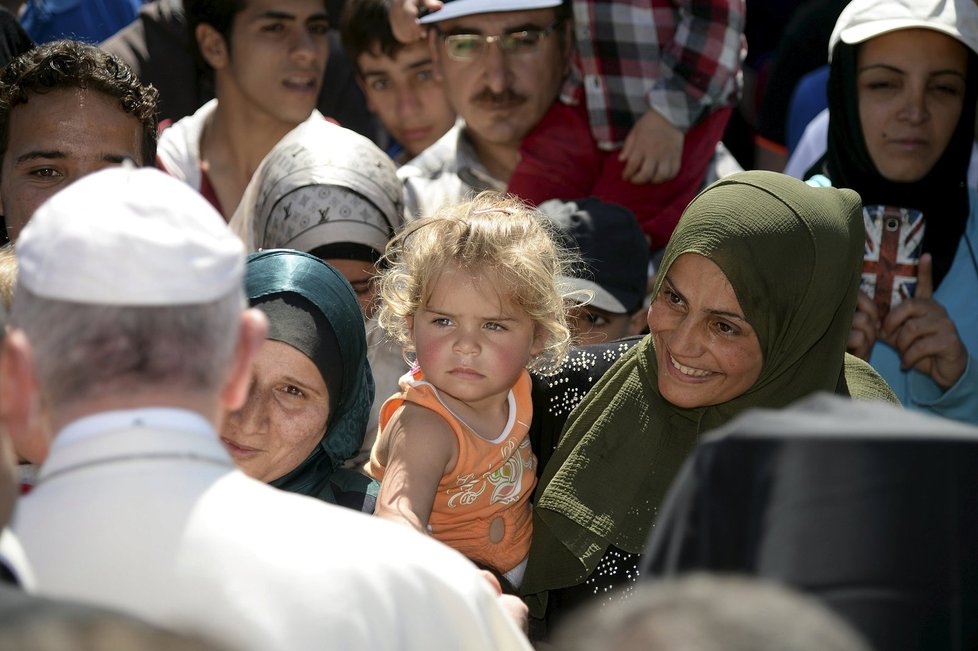 Papež František se na řeckém ostrově Lesbos setkal s uprchlíky.