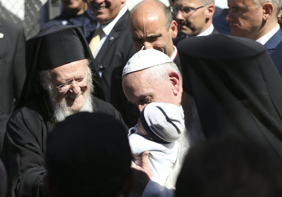 Papež František se na řeckém ostrově Lesbos setkal s uprchlíky.