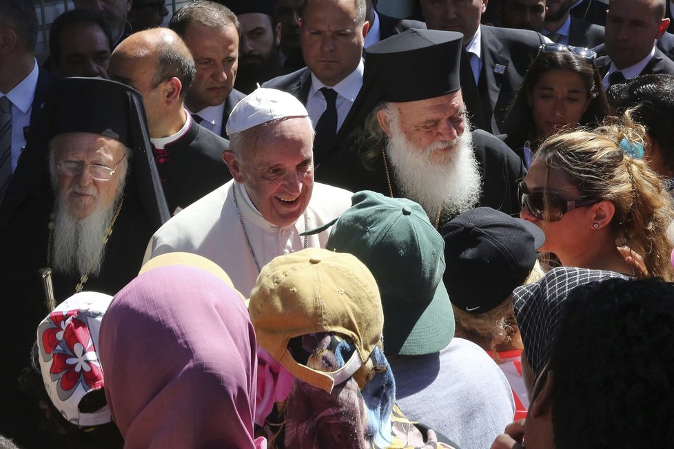 Papež František se na řeckém ostrově Lesbos setkal s uprchlíky.