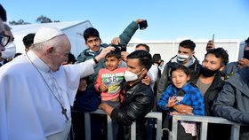 Papež František se bez roušky vítal s uprchlíky na Lesbu. Evropu zkritizoval za sobeckost
