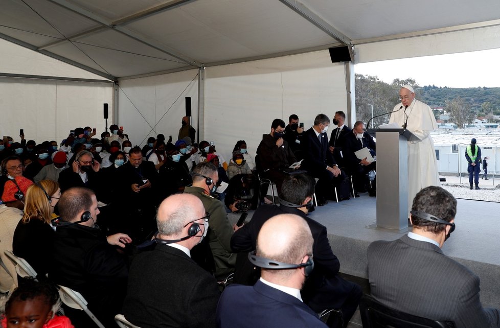 Papež František se na ostrově Lesbos setkal s uprchlíky (5.12.2021)