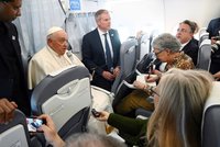 Papež František v Budapešti: V letadle slíbil pomoc s návratem ukrajinských dětí z Ruska