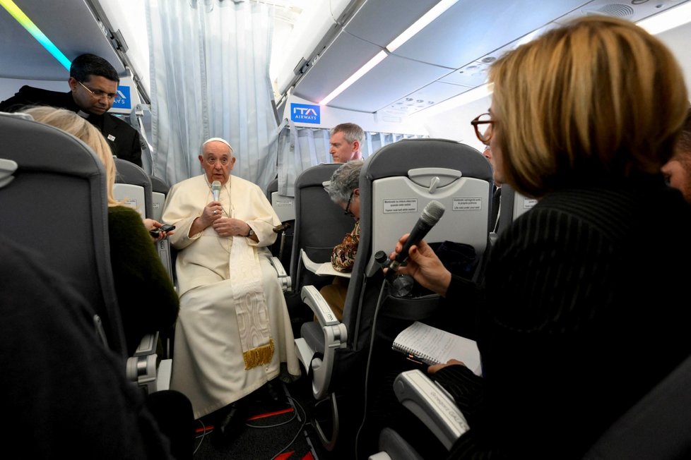 Papež František na tiskovce v letadle při návratu z Maďarska (30.4.2023)