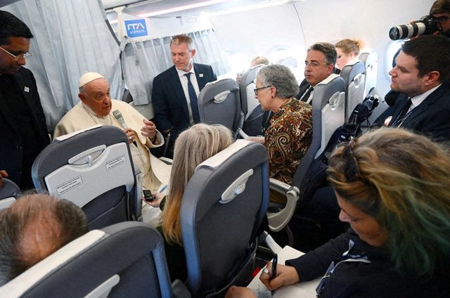 Papež František na tiskovce v letadle při návratu z Maďarska (30.4.2023)