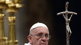 Papež František smutní.