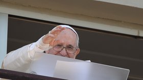 Papež František přednáší modlitbu z balkonu nemocnice, přihlíželi i lékaři