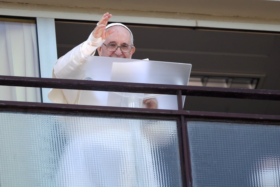 Papež František přednáší modlitbu z balkonu nemocnice, přihlíželi i lékaři.