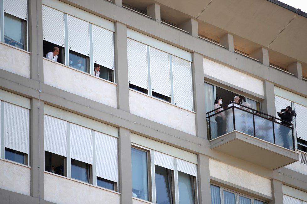 Papež František přednáší modlitbu z balkonu nemocnice, přihlíželi i lékaři