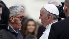 Papež požehnal ve Vatikánu muži bez tváře.