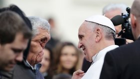 Papež dal požehnání muži, kterému chybí tvář.