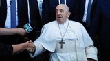 „Jsem naživu.“ Papeže Františka propustili z nemocnice, zotavuje se po operaci kýly