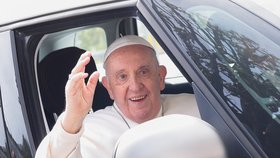Papeže Františka propustili z nemocnice: Ještě jsem naživu, vzkázal a chystá se na nedělní mši