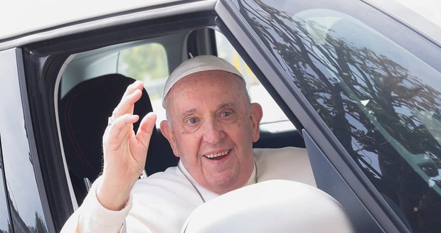Papeže Františka propustili z nemocnice: Ještě jsem naživu, vzkázal a chystá se na nedělní mši