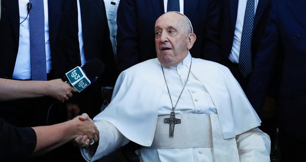 „Jsem naživu.“ Papeže Františka propustili z nemocnice, zotavuje se po operaci kýly