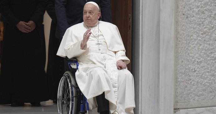 Papeže Františka hospitalizovali, v nemocnici prodělal akutní respirační záchvaty.