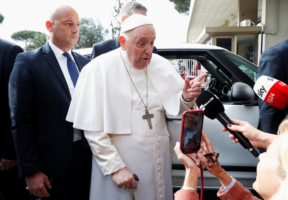 Papeže Františka propustili z nemocnice, kde se léčil se zánětem průdušek (1.4.2023).