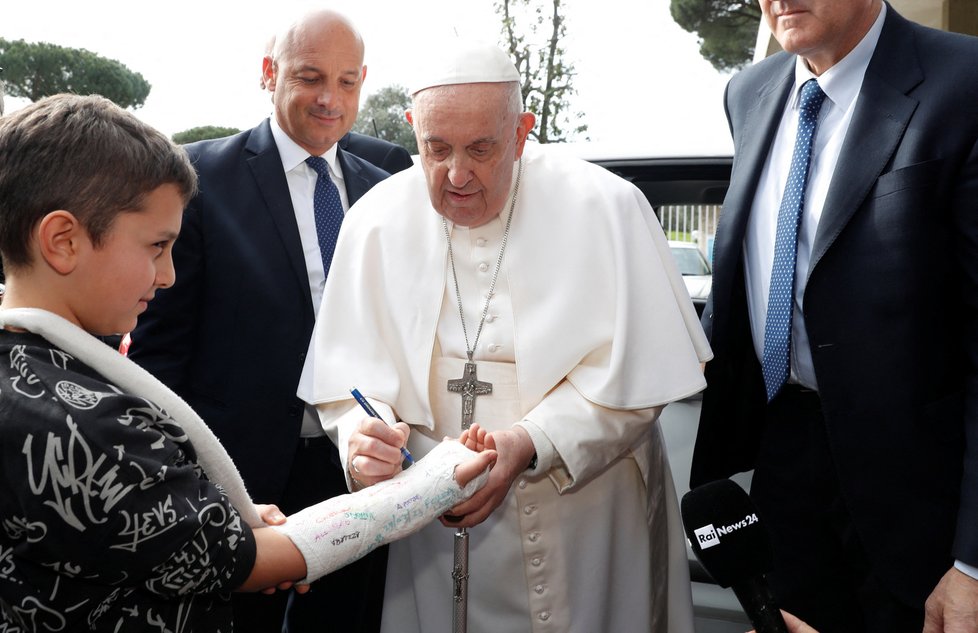 Papeže Františka propustili z nemocnice, kde se léčil se zánětem průdušek (1.4.2023)