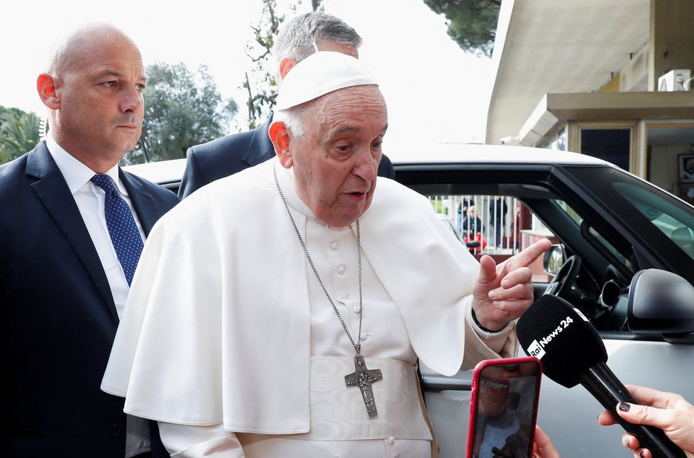 Papeže Františka propustili z nemocnice, kde se léčil se zánětem průdušek (1.4.2023).