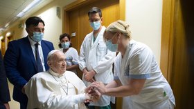 Papež František v římské nemocnici.