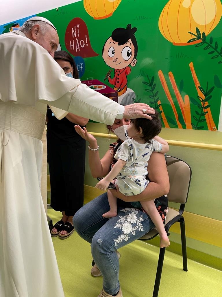 Papež František v římské nemocnici.