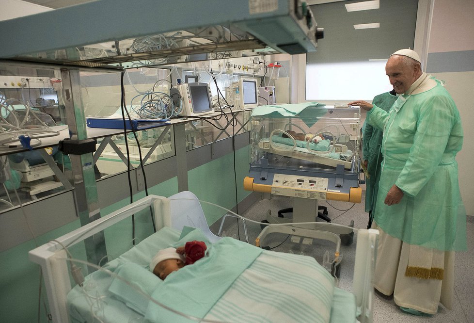 Papež navštívil zdravotnická zařízení. Podniká takové návštěvy prý minimálně jednou měsíčně.