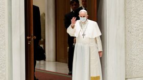 Papež František po operaci střev obnovil audience (4.8.2021)