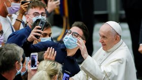 Papež František po operaci střev obnovil audience (4.8.2021)