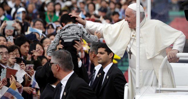 Papež František navštívil Nagasaki a Hirošimu. Do jaderných zbraní se tvrdě opřel