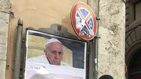 „Kde je tvé milosrdenství?“ 200 plakátů kritizujících papeže zmizelo z centra Říma