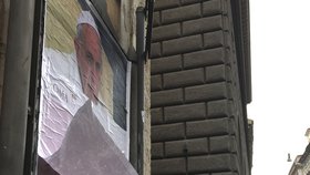 „Kde je tvé milosrdenství?“ 200 plakátů kritizujících papeže zmizelo z centra Říma