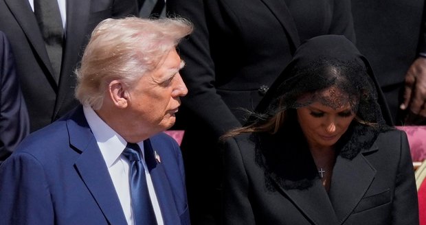 Trumpovi na pohřbu papeže: Melania vyrazila do Říma na své 55. narozeniny