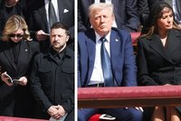 Trump na pohřbu papeže pobouřil modrým oblekem. Dress code nedodrželi ani Zelenskyj s Bidenem